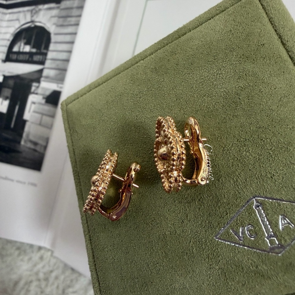 NEW! RARE✨Van cleef arpels VCA 18K YG Vintage Hammered Alhambra Small Earrings - Picture 6 of 7
